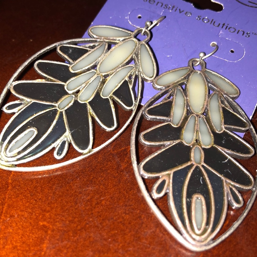 Skin Sensitive Leaf Earrings(Add to Bundle $2!)
